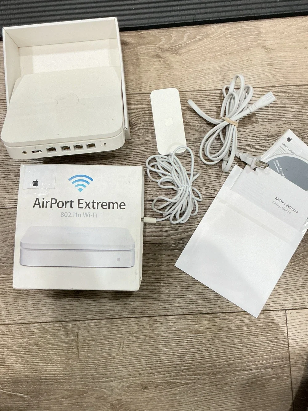 Apple AirPort Extreme Router in White with Accessories
